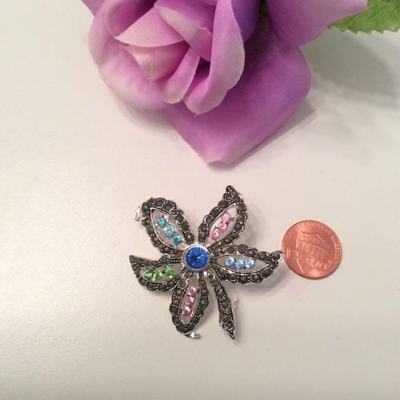 Rhinestones Beautiful Flower Brooch. - Picture 3 of 4